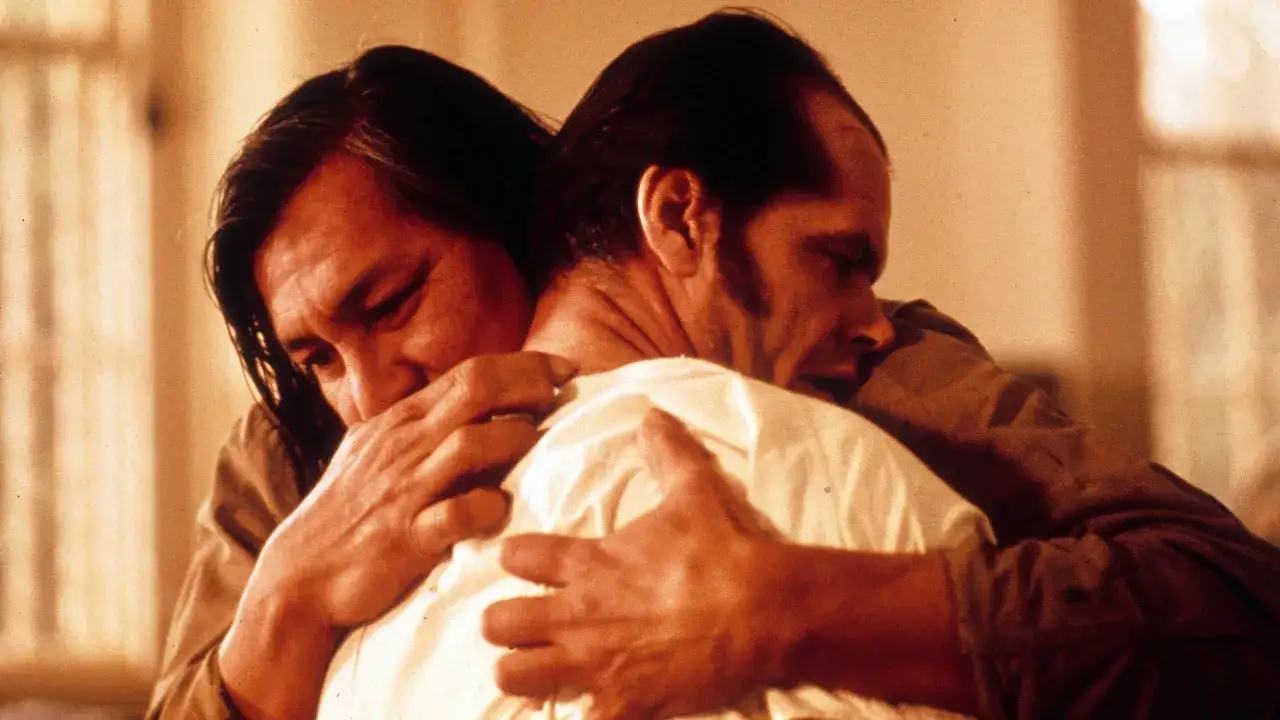 Un abbraccio commovente tra Randle McMurphy e Capo Bromden, la spiegazione finale di 