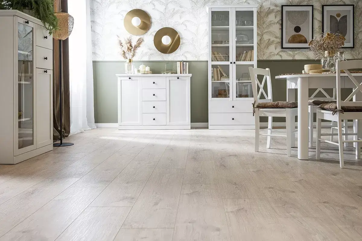 Zdjęcie Salon: Panele laminowane czy winylowe? Jak wybrać idealne?