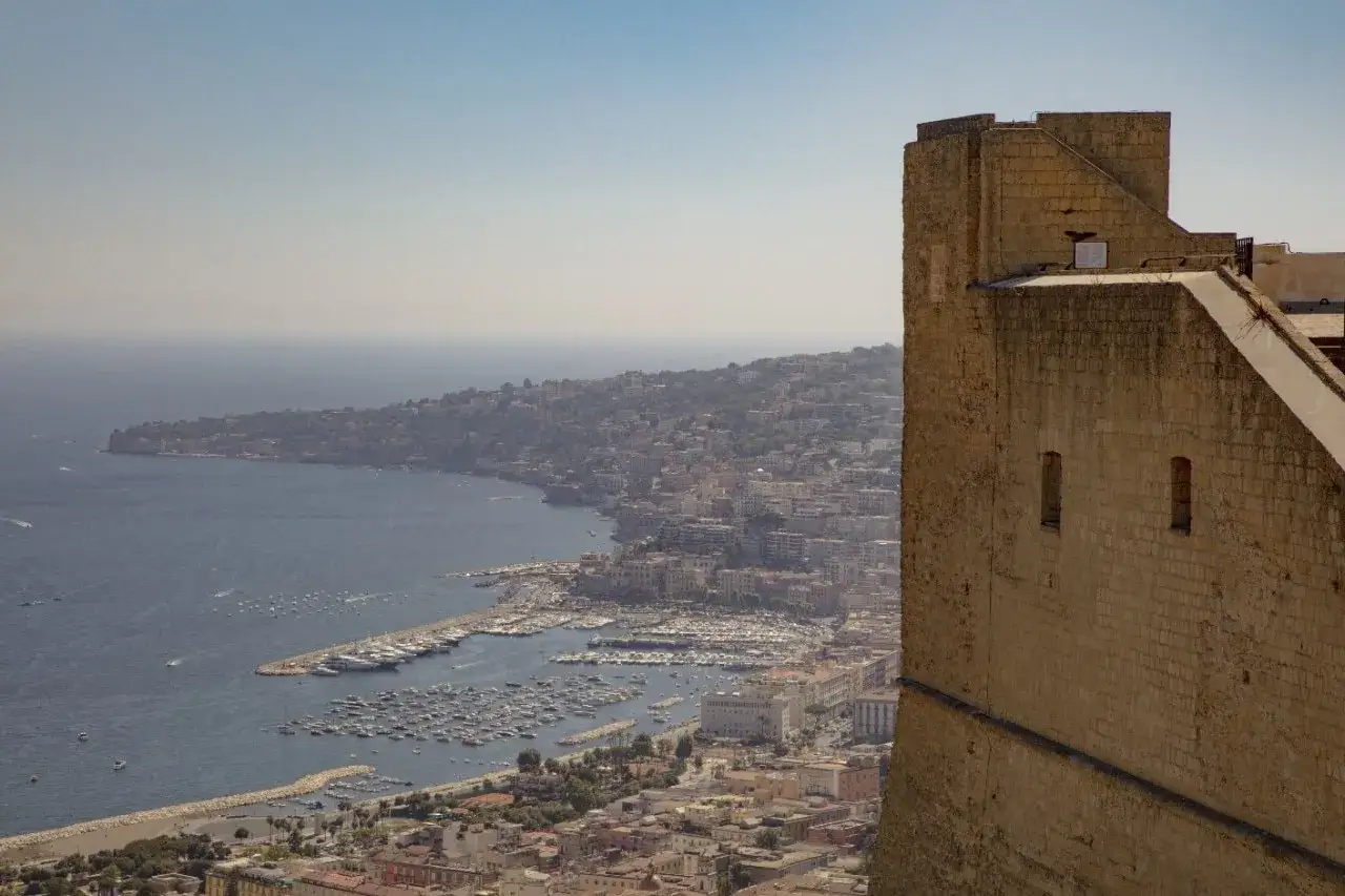 Vista panoramica di Napoli dal Castel Sant'Elmo, con il porto e il golfo. Un luogo perfetto per ammirare la bellezza del museo a cielo aperto che &egrave; Napoli.