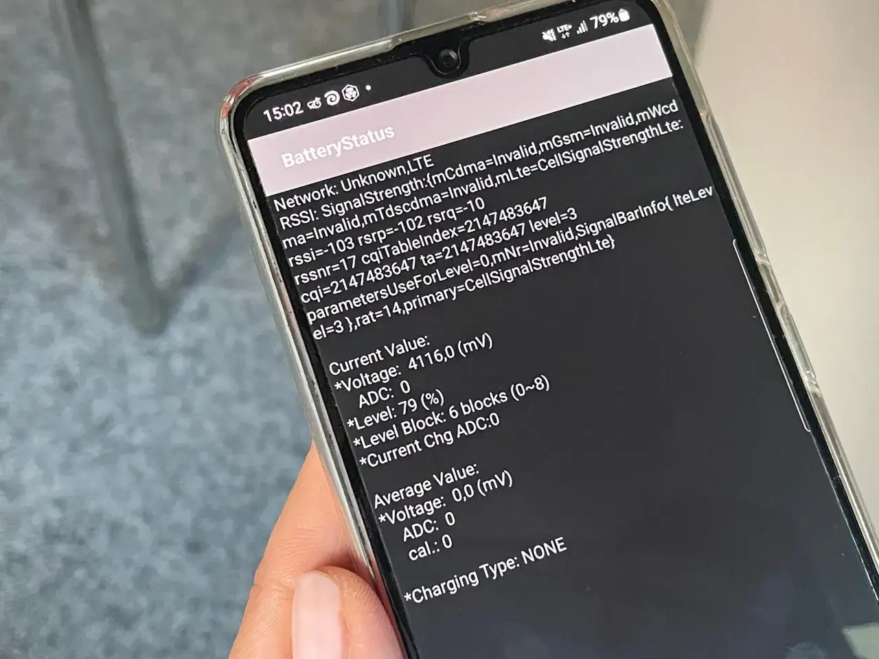 Na ekranie telefonu wyświetla się status baterii i sieci, w tym dane o sile sygnału. Można tu też znaleźć informacje, które mogą być przydatne przy diagnostyce sieci, np. poprzez kod USSD.