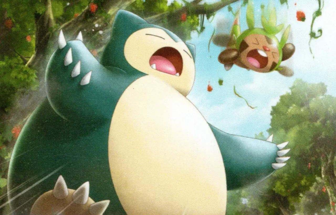 Snorlax z otwartą paszczą, a nad nim lata mały Chespin.