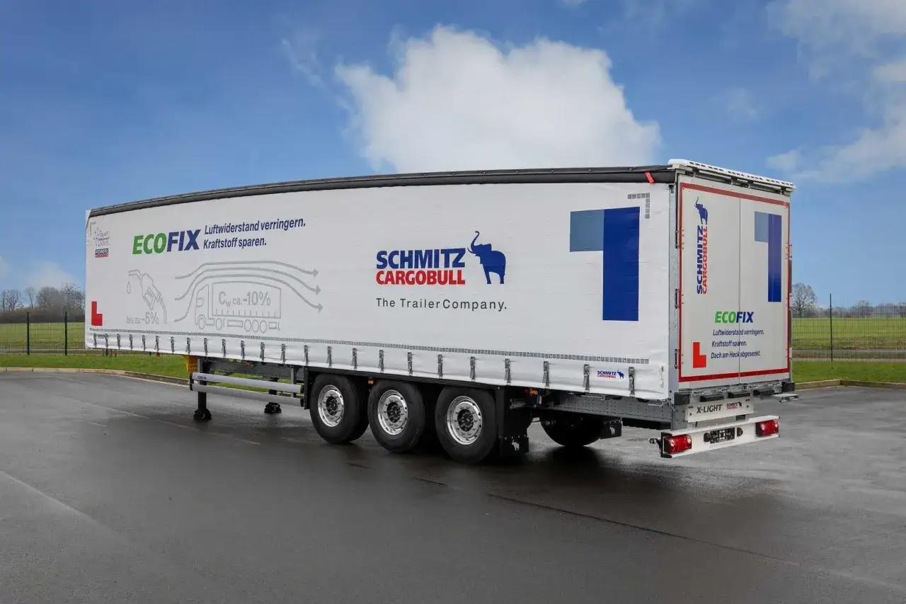Ein Schmitz Cargobull drop trailer mit ECOFIX-Aufschrift f&uuml;r Kraftstoffersparnis.