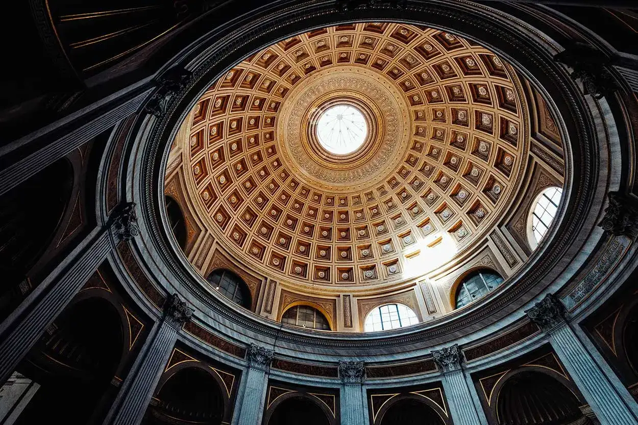 Le d&ocirc;me du Panth&eacute;on &agrave; Rome, avec son oculus lumineux et ses caissons orn&eacute;s, une merveille architecturale antique.