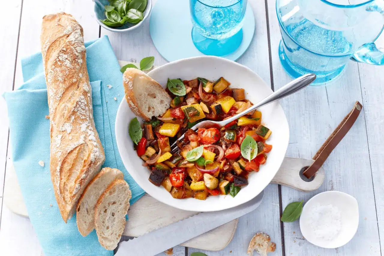 Herzhaftes Ratatouille mit frischem Basilikum und Baguette – perfekt, wenn es schnell gehen muss und gut schmecken soll. Was passt zu Ratatouille? Dieses Gericht!