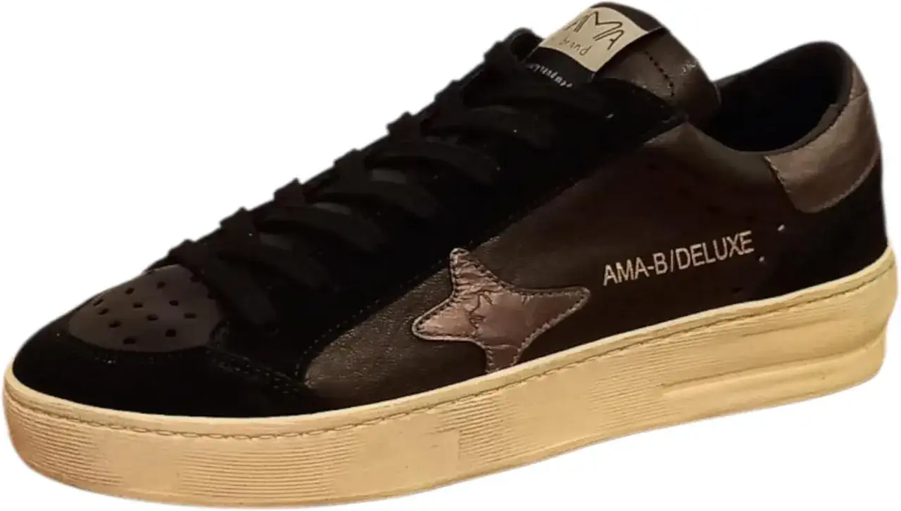 Sneakers uomo AMA brand nere con stella metallizzata e dettagli in pelle scamosciata. Stile casual e di tendenza.