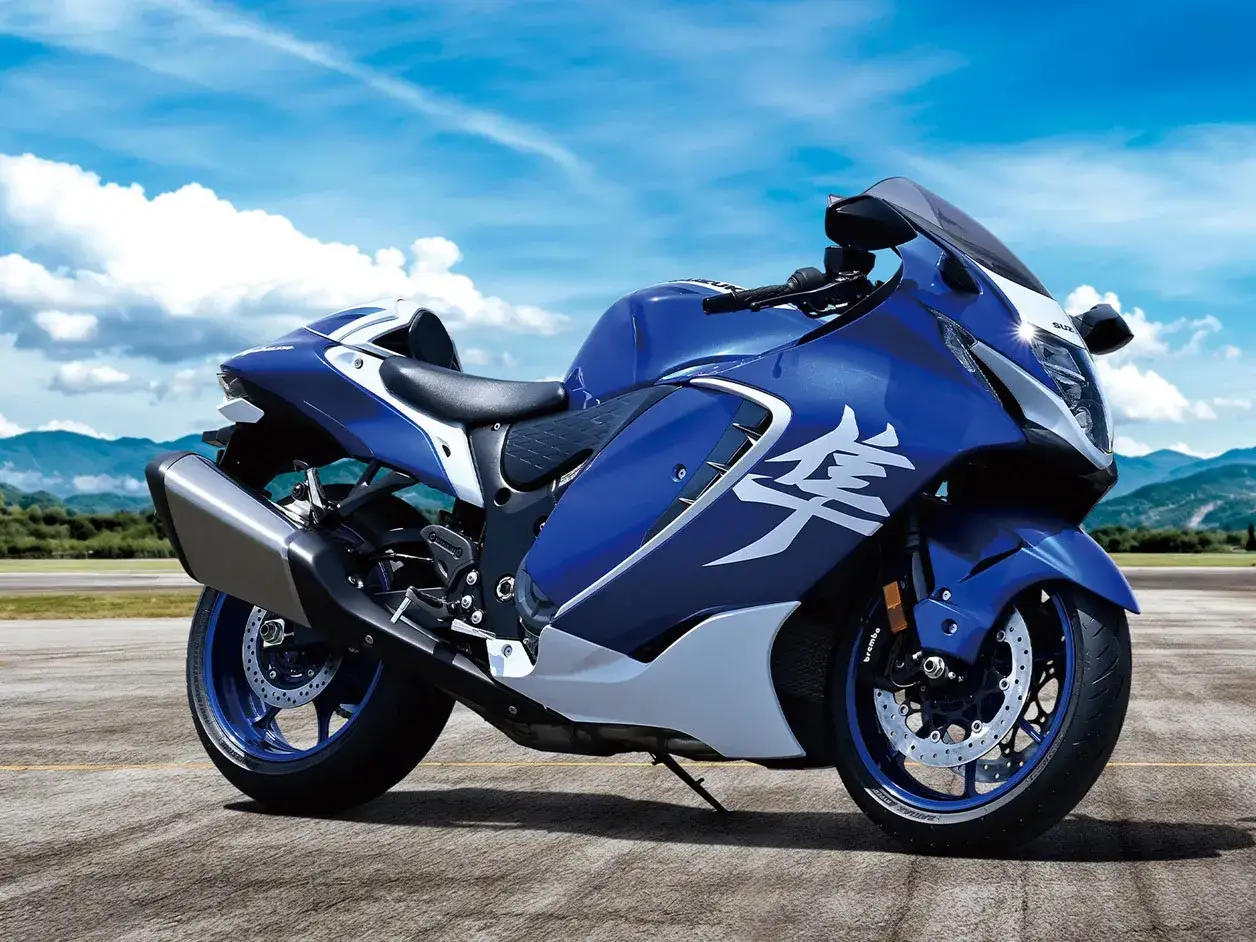 Błękitny motocykl Suzuki Hayabusa na tle nieba z chmurami. Poznaj jego imponujące suzuki hayabusa dane techniczne.