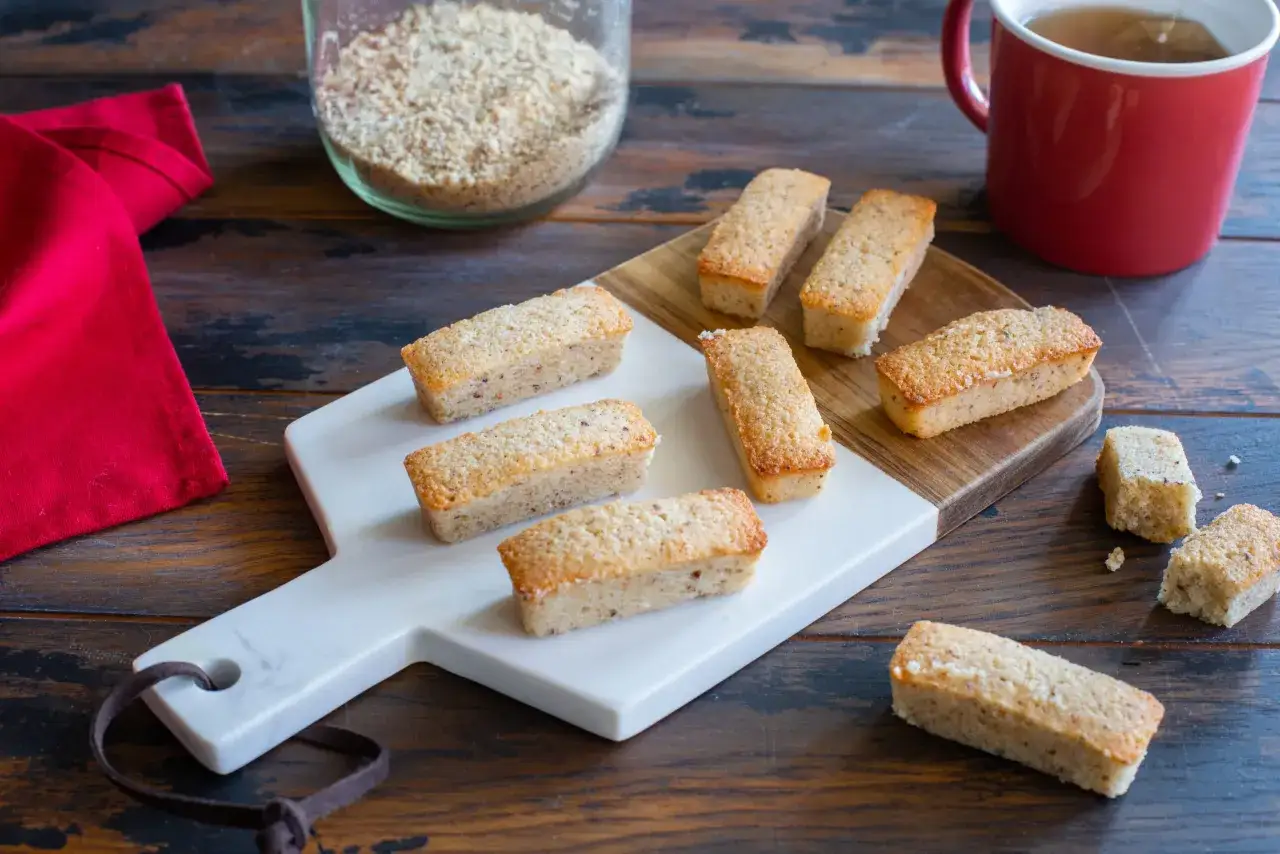 Petits financiers aux amandes dorés, prêts à être dégustés. Une recette simple pour un goûter parfait.