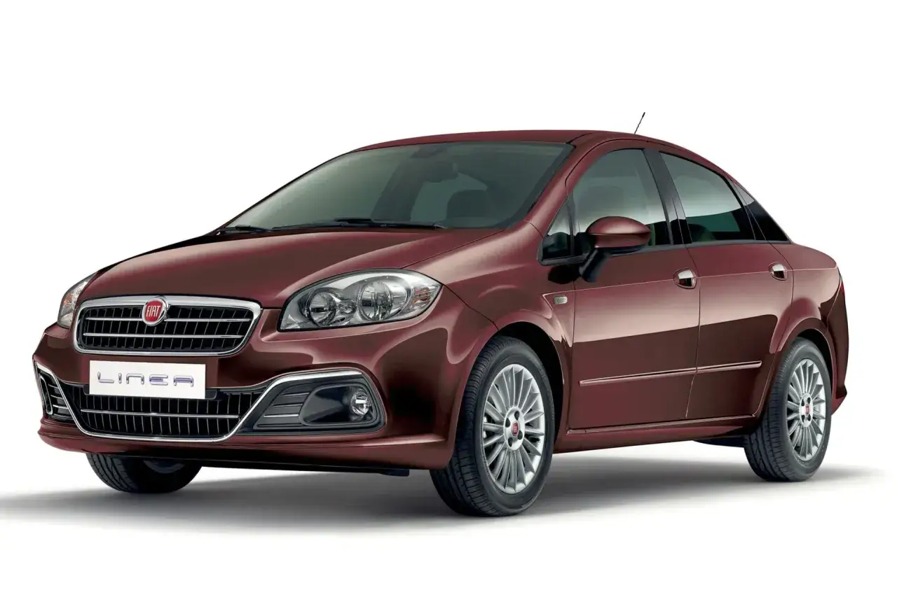 Elegancki, bordowy Fiat Linea z chromowanymi detalami, gotowy na podróż.