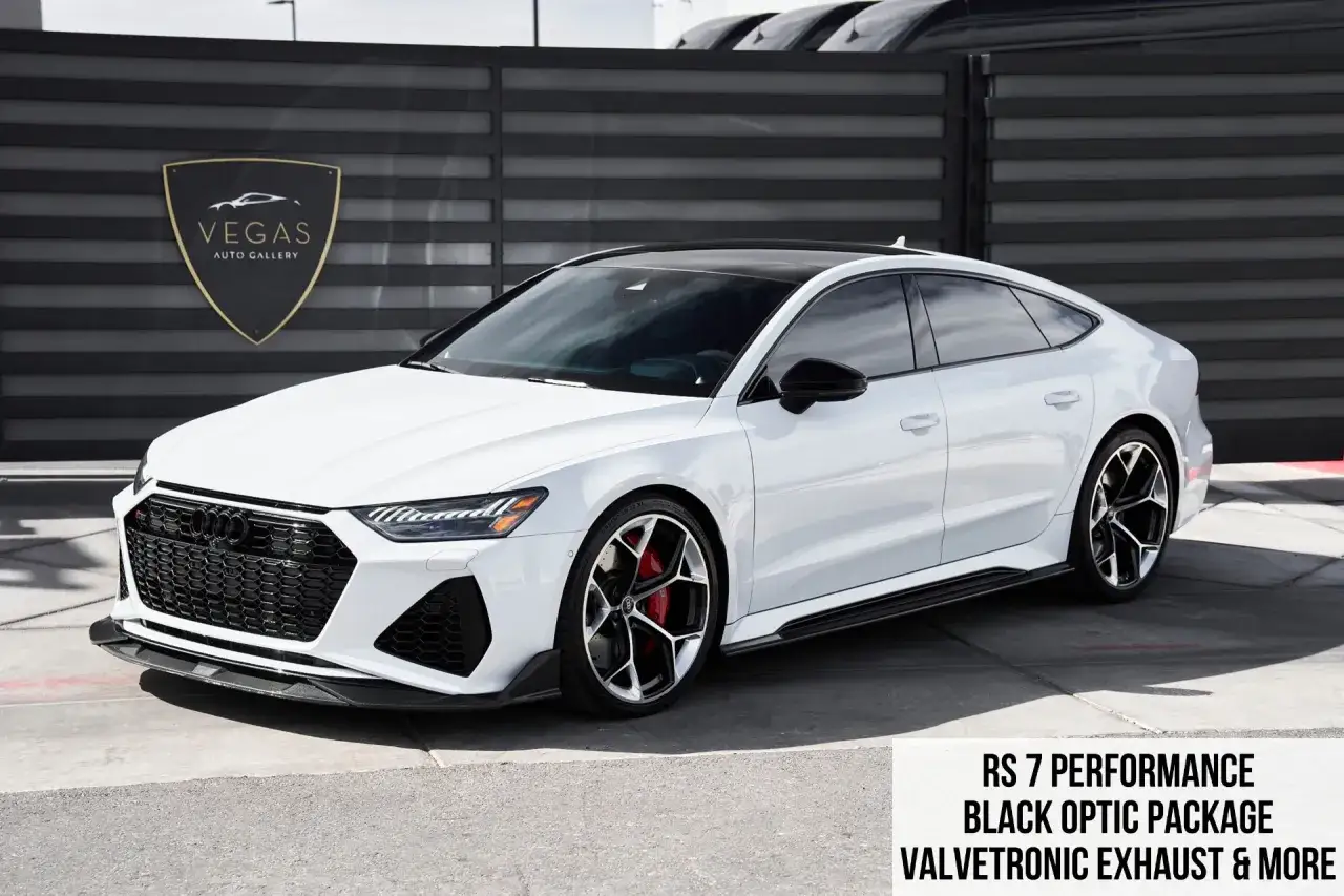 Białe Audi RS7 z pakietem Black Optic i wydechem Valvetronic. Sprawdź audi rs7 cena i dostępne opcje.