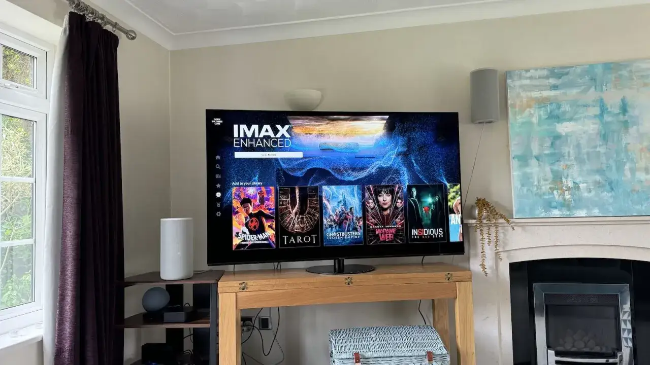 Ein Fernseher zeigt die Benutzeroberfläche von IMAX Enhanced mit Filmtiteln wie 