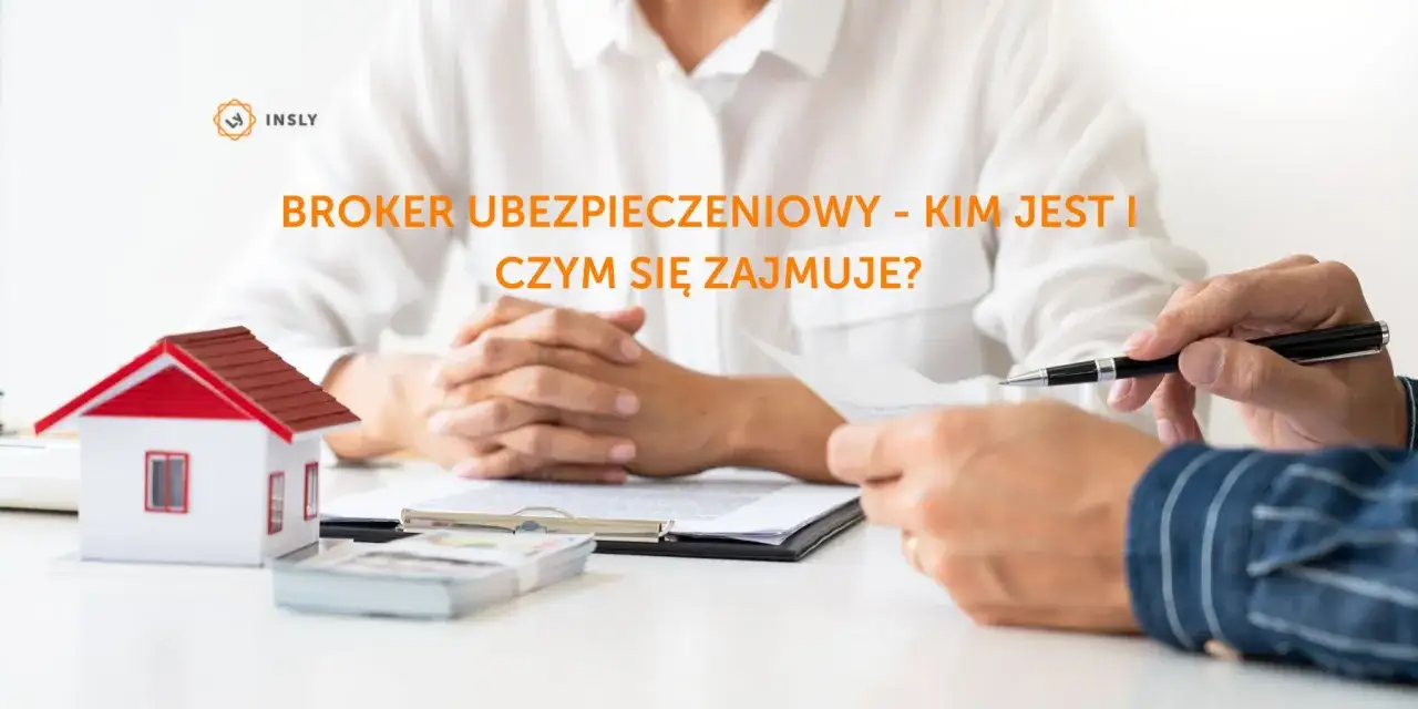 Broker ubezpieczeniowy pomaga wybrać najlepszą polisę. Na stole model domu, pieniądze i dokumenty.