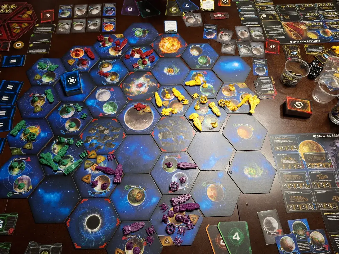 Plansza do gry Twilight Imperium: Świt Nowej Ery z kolorowymi statkami i planetami.
