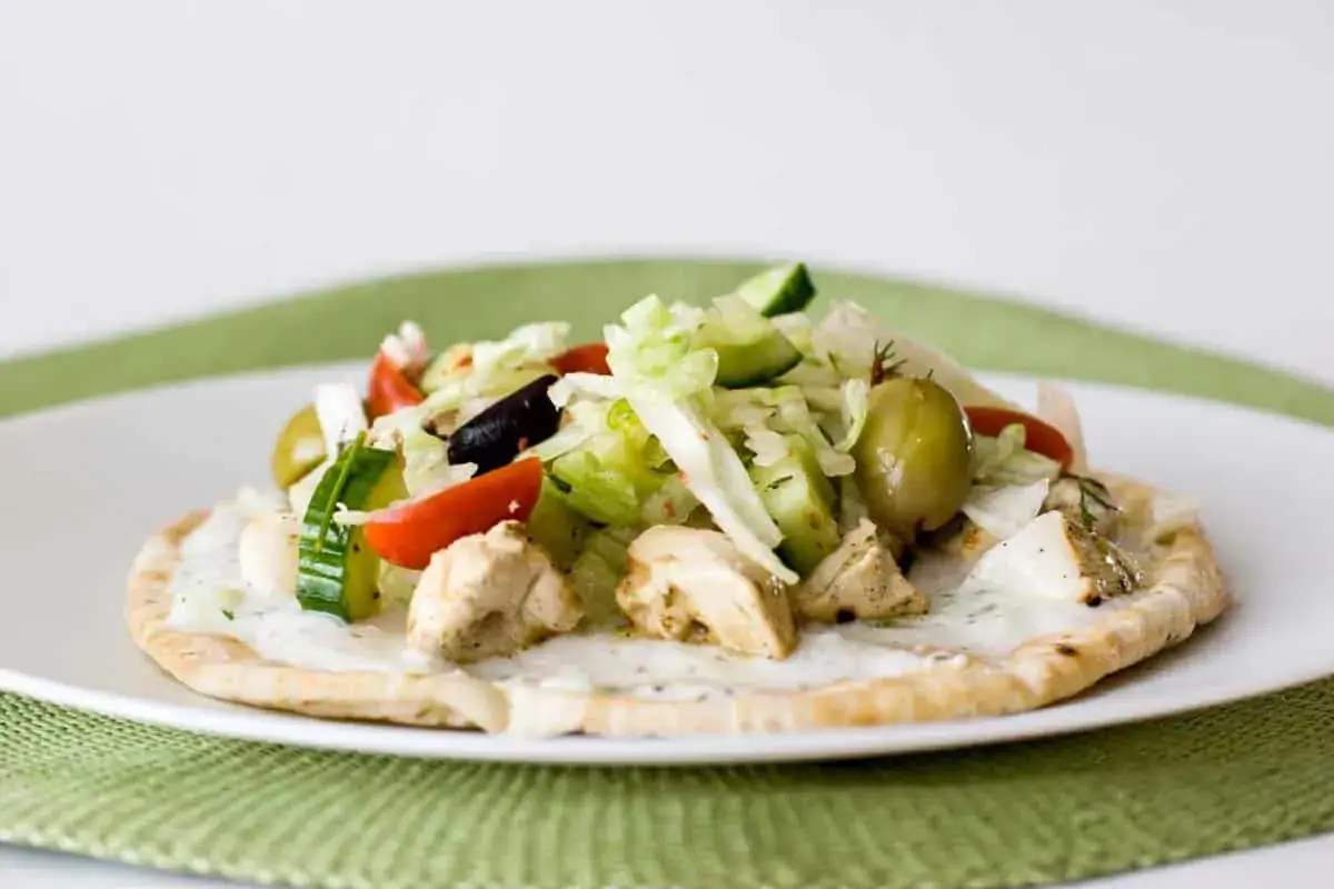 Pyszny kebab w picie z kurczakiem, warzywami i sosem.