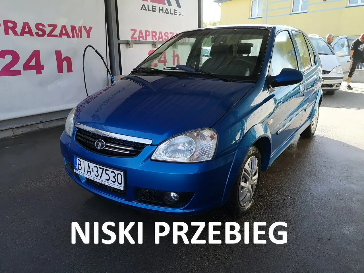 Niebieski tata indica na myjni samochodowej. Napis