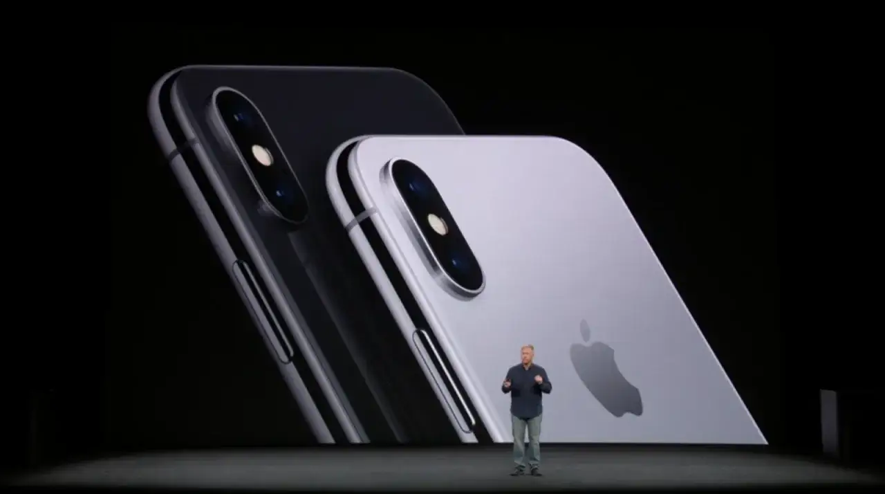 Prezentacja iPhone'a 8, kiedy wyszedł. Dwa telefony w zbliżeniu, jeden srebrny, drugi ciemny.