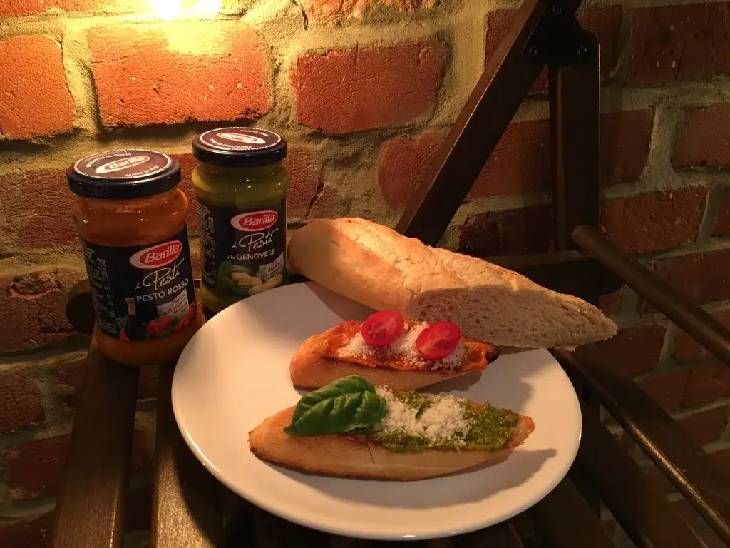 kanapki i bruschetta z pesto rosso