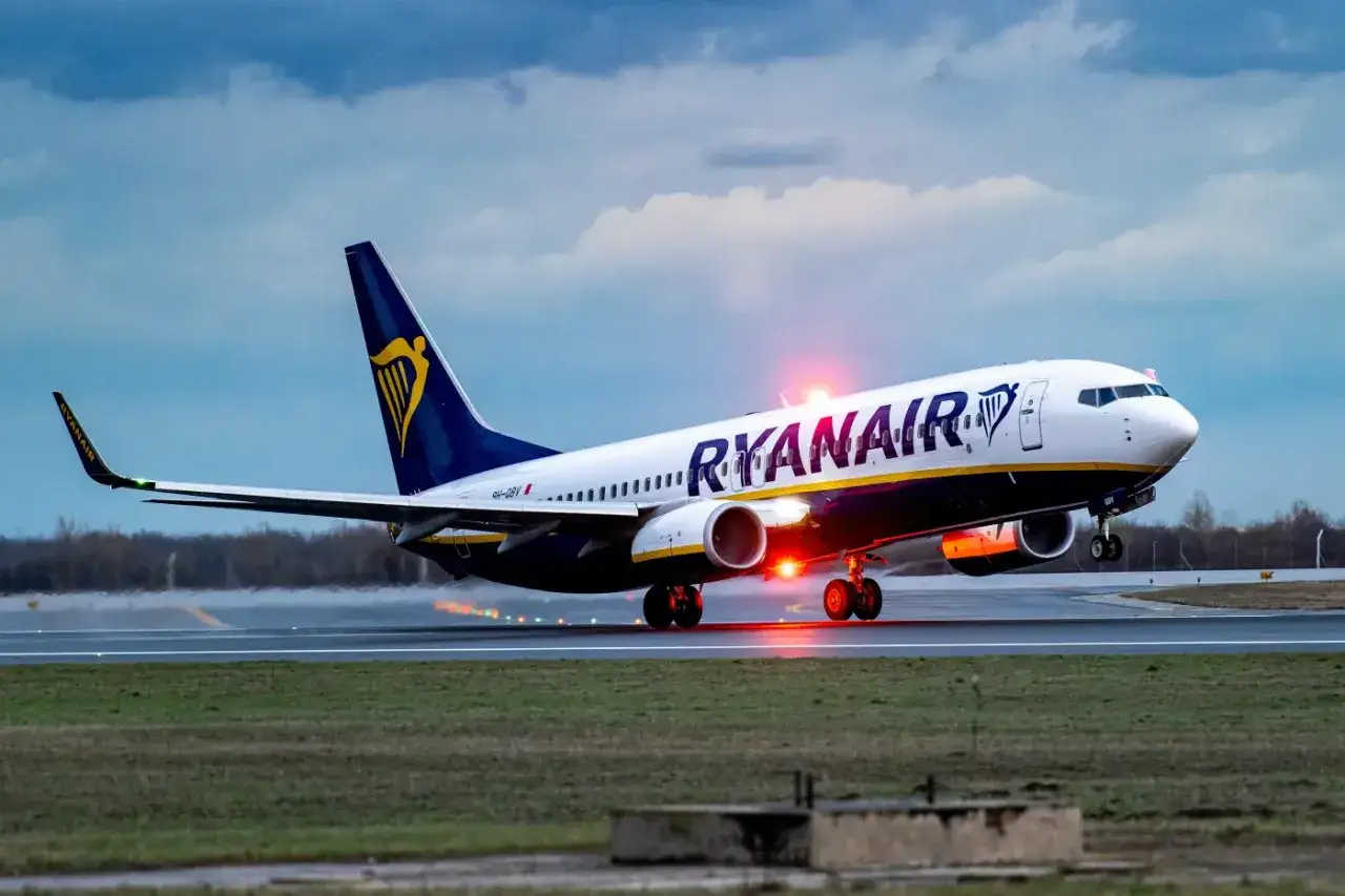 Samolot Ryanair startuje, a ja zastanawiam się, ile kosztuje odprawa na lotnisku Ryanair.