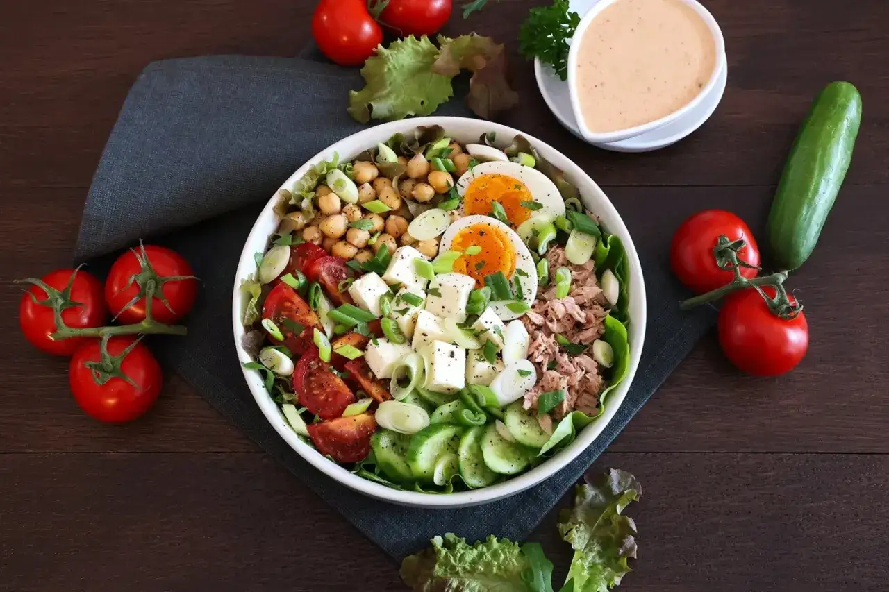 Bunter Salat mit Thunfisch, Ei, Kichererbsen, Tomaten, Gurken und Feta. Ein tolles eisbergsalat rezept f&uuml;r den Sommer.