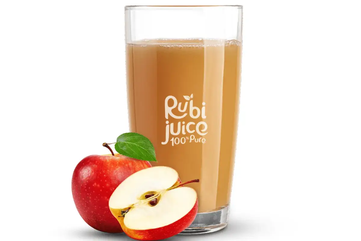 Szklanka soku jabłkowego Rubi Juice i jabłka. Pamiętaj o sok jabłkowy przeciwwskazania, jeśli masz problemy z trawieniem.