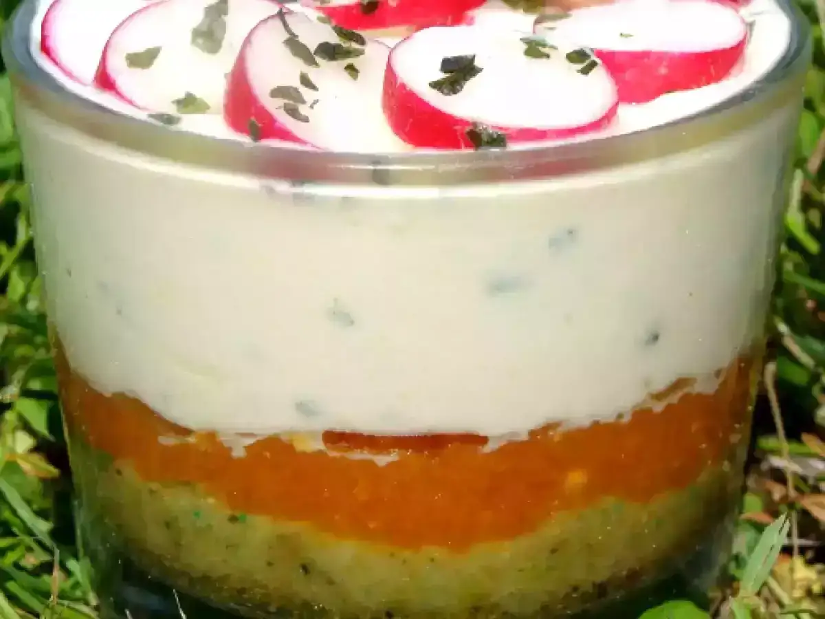 Verrine color&eacute;e avec couches de pur&eacute;e, cr&egrave;me et radis. Une id&eacute;e de recette mascarpone sal&eacute; rapide et fra&icirc;che.