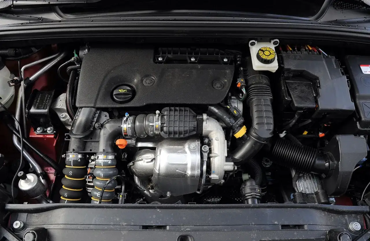 Silnik Citroen C4 1.6 HDi z turbosprężarką i elementami układu dolotowego.