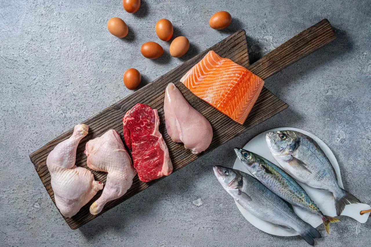 Råvaror som kött, fisk och ägg. Dessa livsmedel innehåller kreatin, viktigt för muskelenergi.