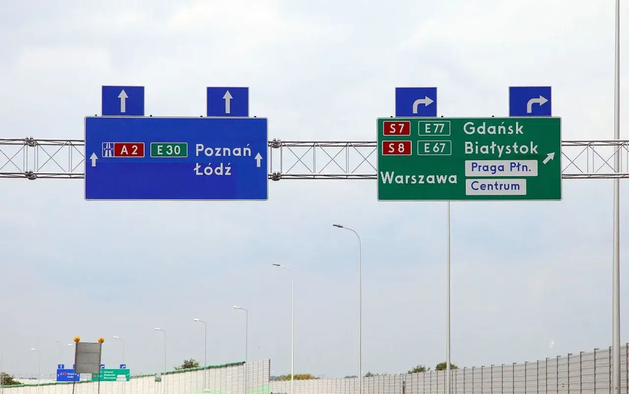 Niebieskie i zielone tablice informacyjne z oznaczeniem drogi wojewódzkiej wskazują kierunki: Poznań, Łódź, Gdańsk, Białystok, Warszawa, Praga Północ i Centrum.