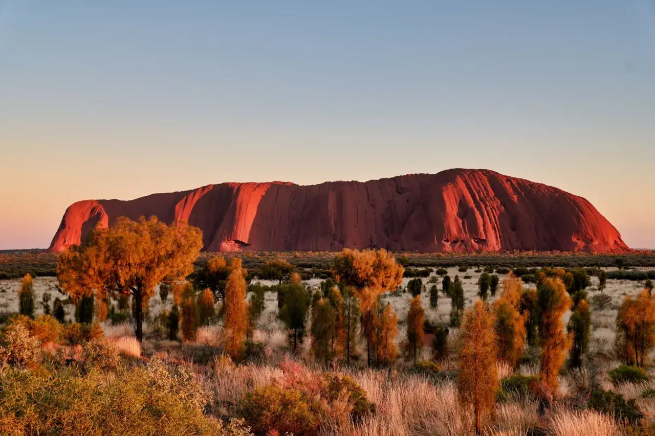 Uluru wsch&oacute;d słońca Aborygeni