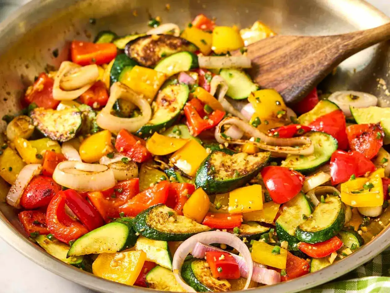 Un colorido salteado de verduras con pimientos, calabac&iacute;n, cebolla y tomate, listo para servir.