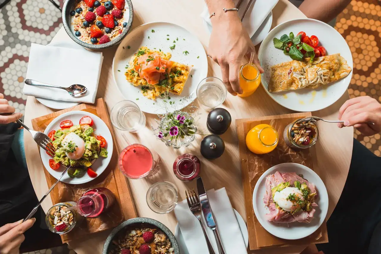 En härlig frukost i Stockholm med ägg, lax, avokado, bär och juice.