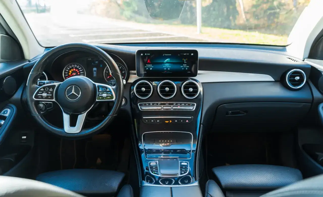 Wnętrze Mercedesa GLC 200 4Matic: kierownica, ekran multimedialny, nawiewy i konsola środkowa.