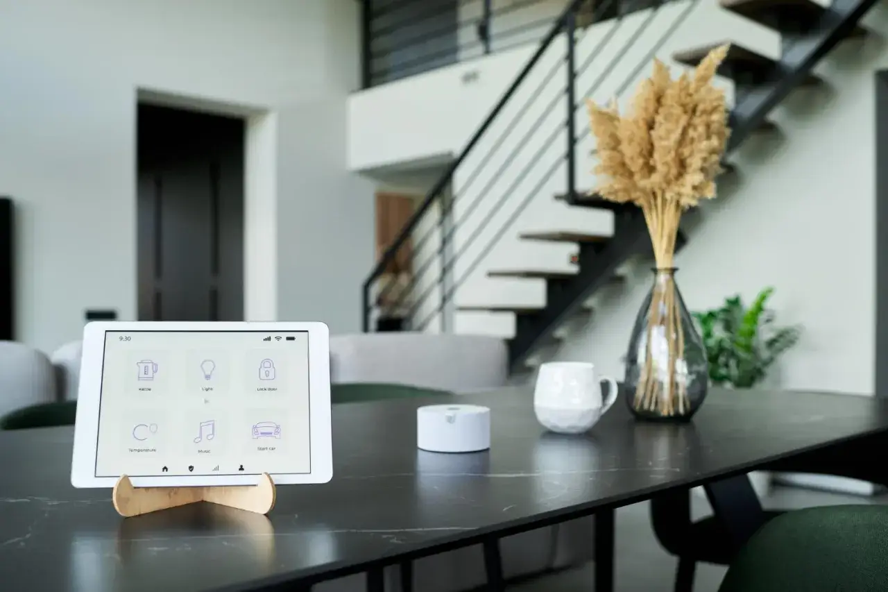 Tablette affichant l'interface d'un **smartthings hub** pour contr&ocirc;ler la maison : bouilloire, lumi&egrave;re, porte, temp&eacute;rature, musique et voiture.