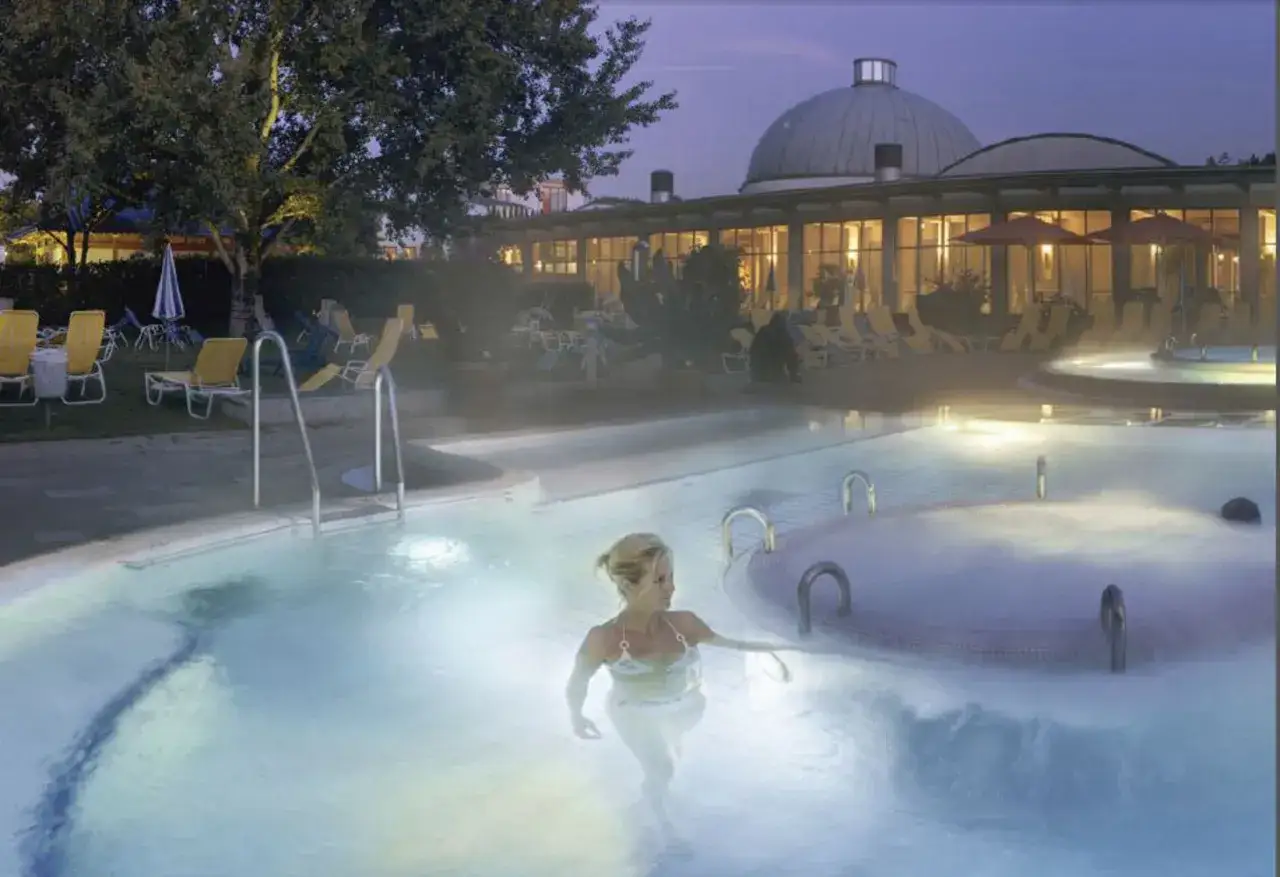 En kvinna njuter av ett ångande utomhusbad i ett spa i Tyskland.