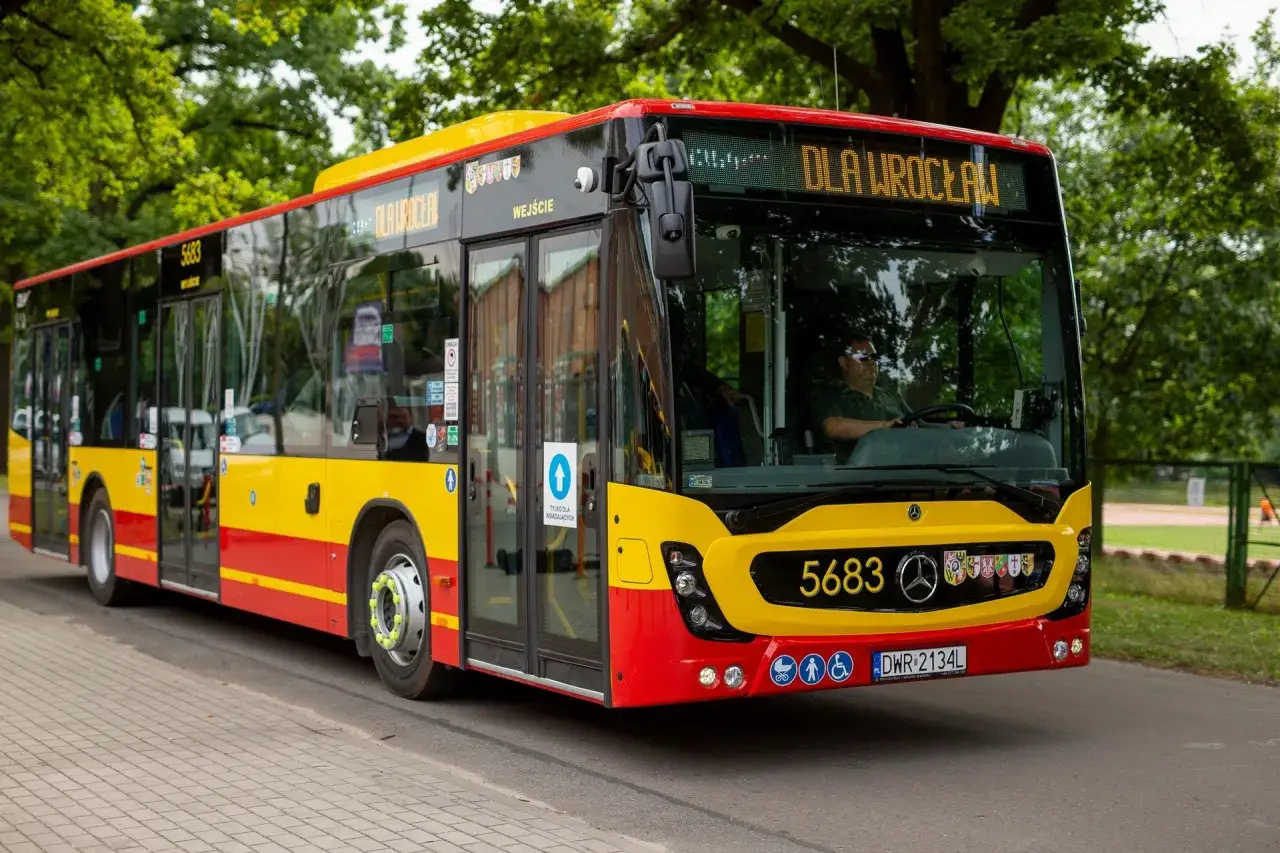 Autobus linii podmiejskich Wrocław, numer 5683, z napisem 
