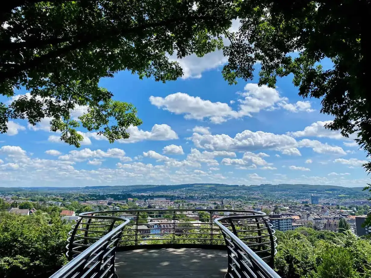 Blick vom Aussichtspunkt Wuppertal &uuml;ber die Stadt. Sonnenschein und Wolken am Himmel.