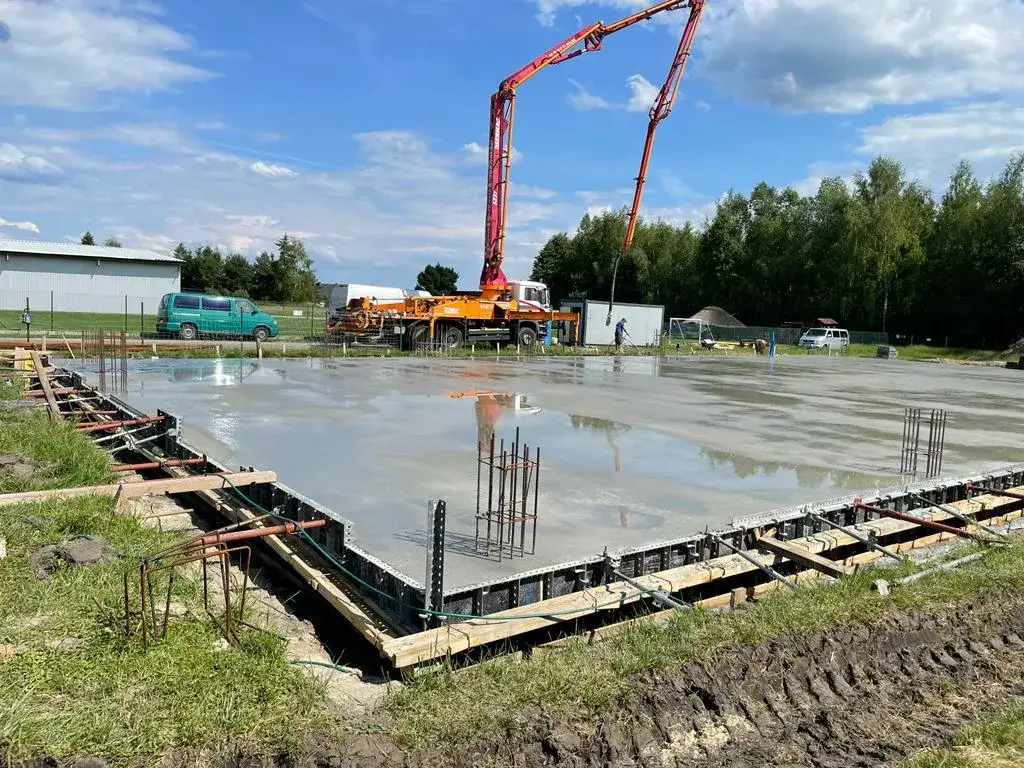 Pielęgnacja świeżo wylanego betonu zraszanie folia