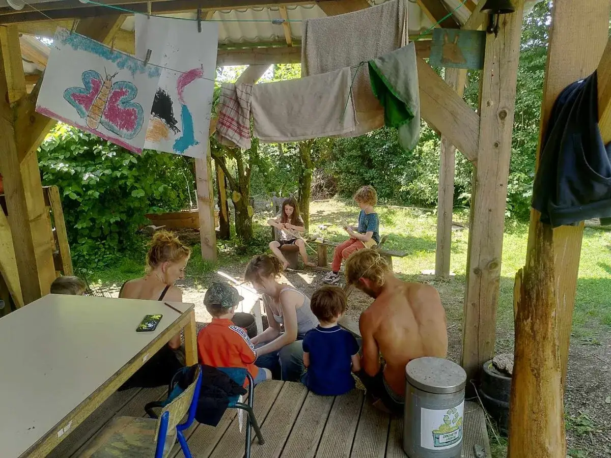 Des enfants et adultes profitent d'une activité créative en plein air, rappelant l'esprit du programme bafa formation générale.