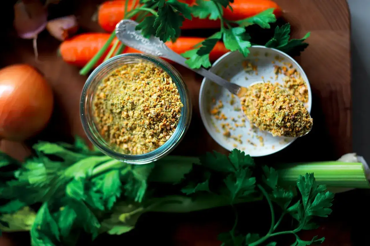 Dado vegetale fatto in casa, un mix aromatico di erbe e verdure essiccate, pronto per insaporire ogni piatto.