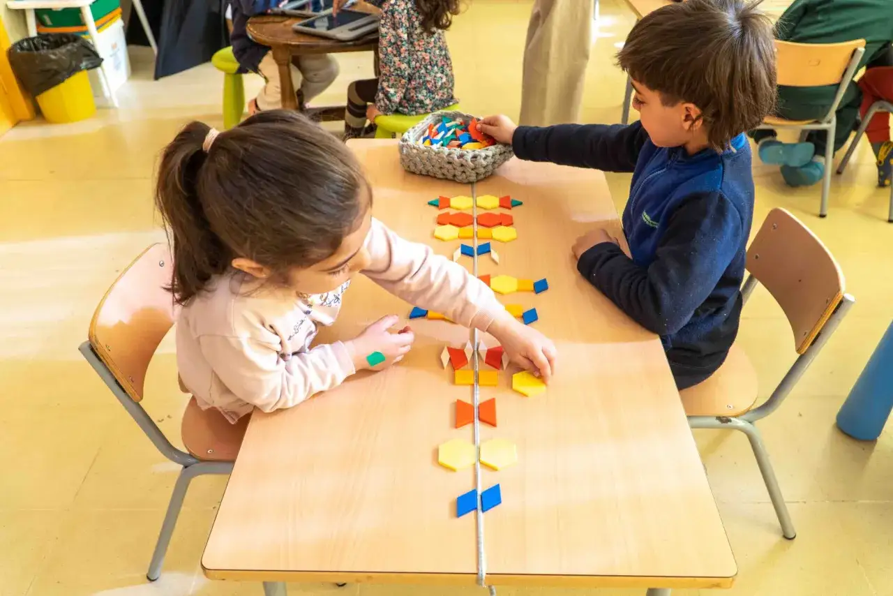 Bambini giocano con forme geometriche colorate, un modo divertente per imparare Euclide spiegato ai bambini.