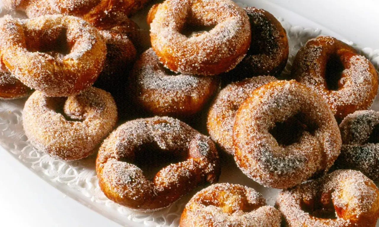 Rosquillas de Semana Santa cubiertas de azúcar, un dulce tradicional que evoca la dulzura de la celebración.