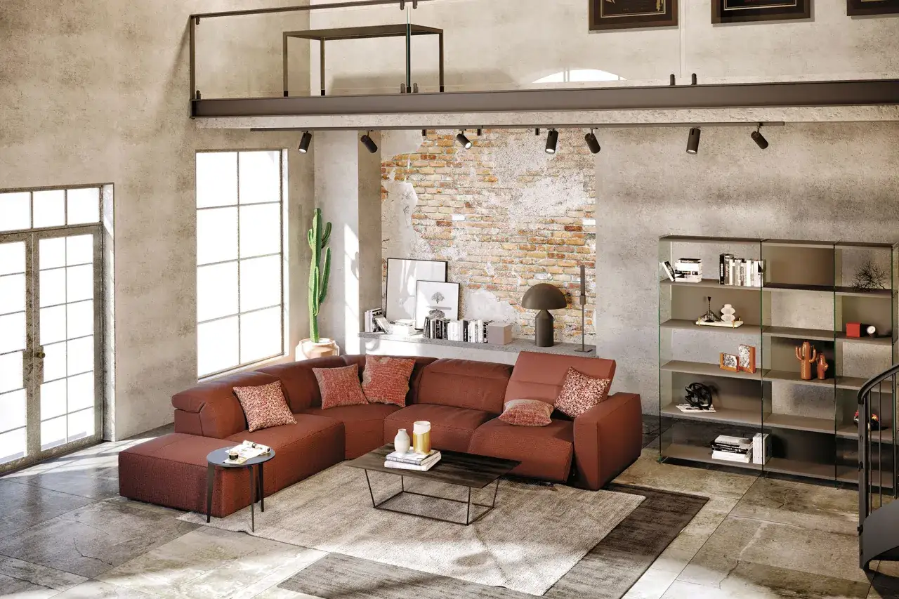 Un divano angolare color ruggine in un loft moderno. Un esempio di come scegliere il colore del divano per un ambiente industriale.