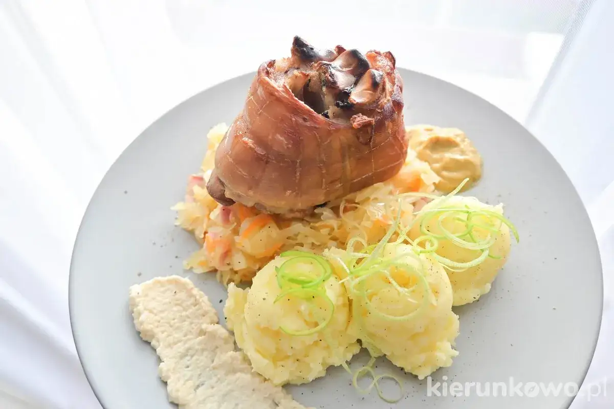 Najlepsza golonka gotowana i pieczona, podana z ziemniakami, kapustą i musztardą. Prawdziwa uczta dla podniebienia!
