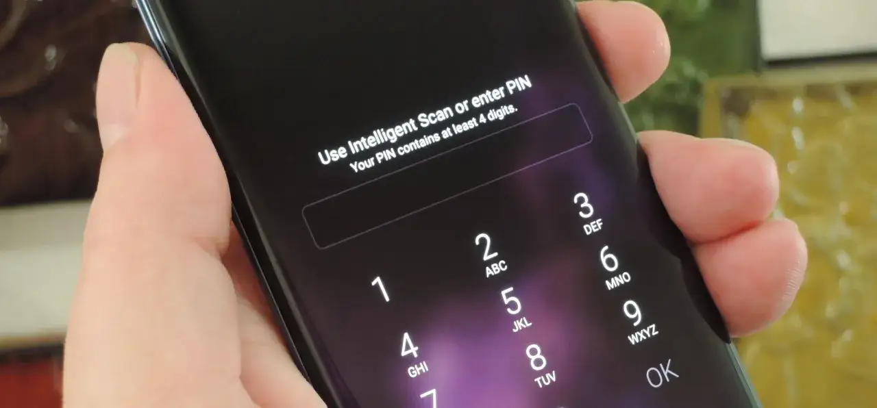 Zapomniałeś kodu PIN do Samsunga? Ekran blokady z klawiaturą numeryczną sugeruje, jak odblokować telefon Samsung, gdy zapomni się kodu.