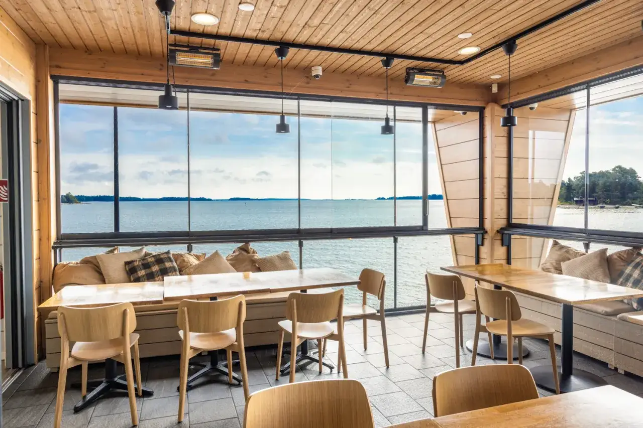 Mysig uteservering med havsutsikt, perfekt f&ouml;r att fazer cafe helsingfors. Tr&auml;m&ouml;bler och bekv&auml;ma kuddar.