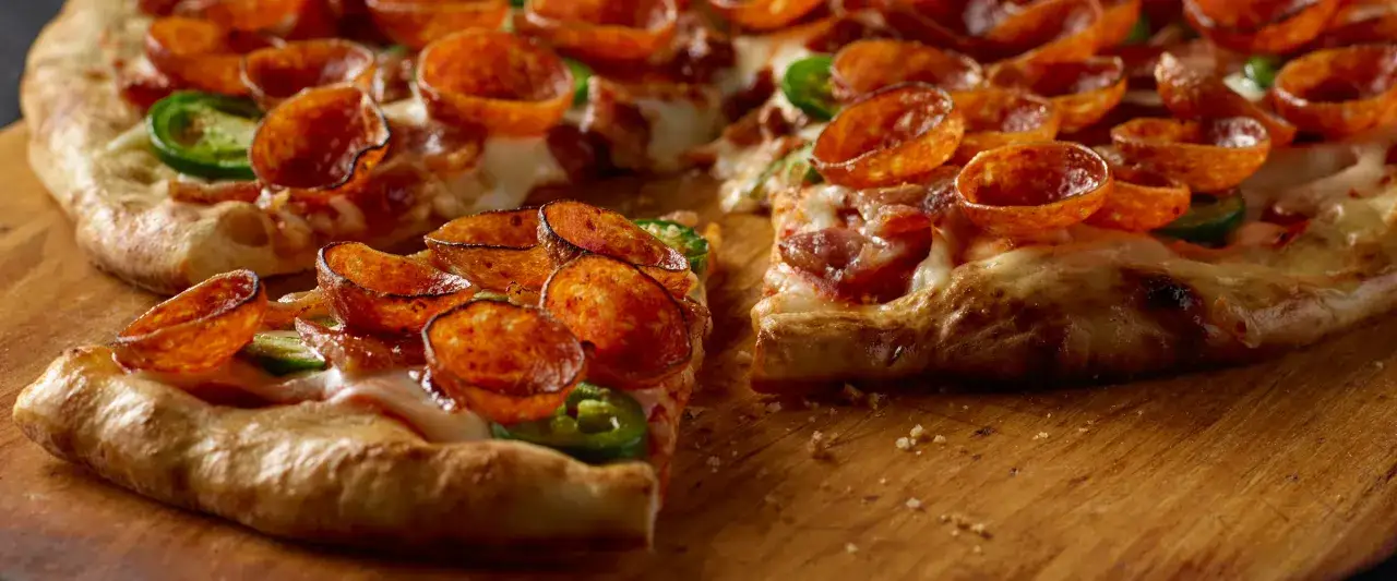 Pyszna pizza ostro z pepperoni i papryczkami jalape&ntilde;o, idealna na wiecz&oacute;r z przyjaci&oacute;łmi.