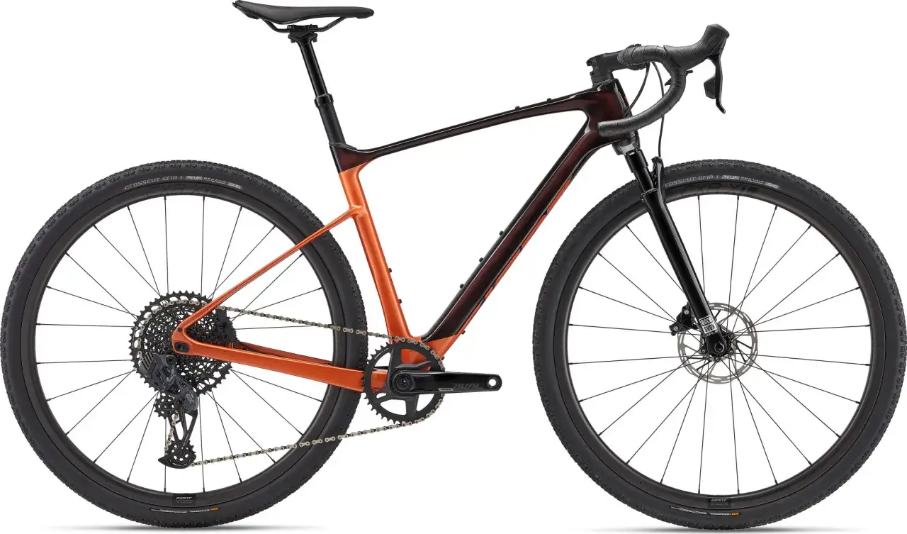 Pomarańczowy gravel z amortyzatorem RockShox. Wytrzymały rower do jazdy po bezdrożach, gotowy na każdą przygodę.