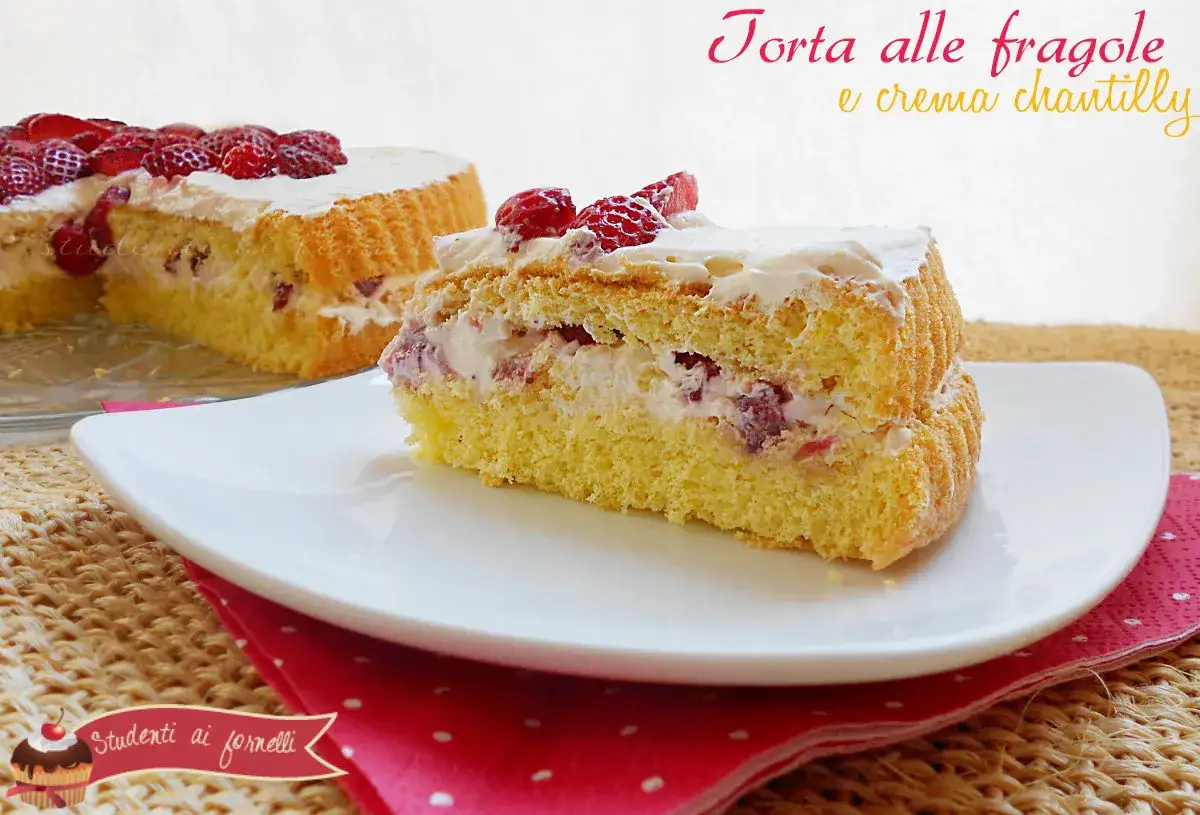 Una fetta di torta di fragole soffice e cremosa, guarnita con fragole fresche. Un dolce invitante e delizioso.