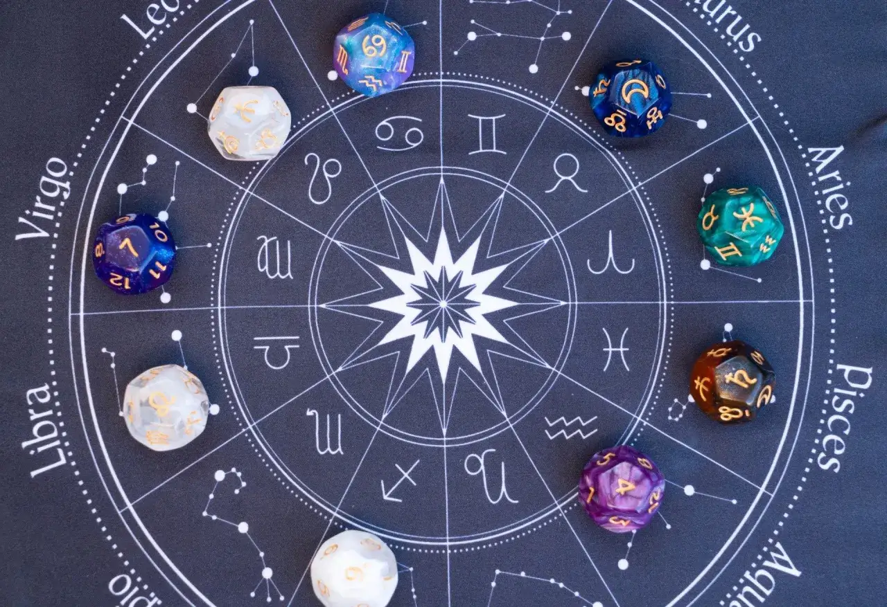Kości do gry z symbolami zodiaku i numerologiczna 10 na tle wykresu astrologicznego.
