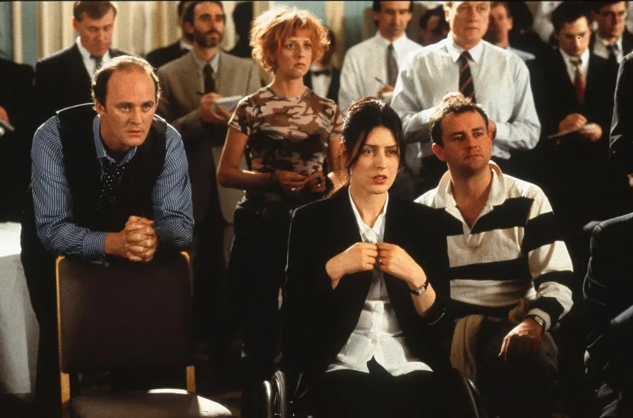 Notting Hill obsada: Hugh Grant, Julia Roberts i inni w scenie z filmu.
