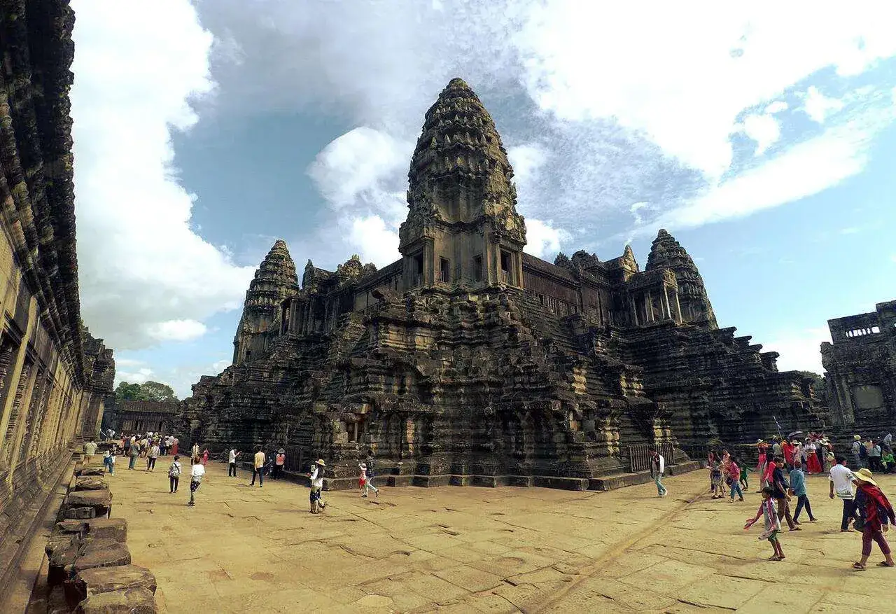 Wspaniała pogoda w Kambodży. Turyści zwiedzają Angkor Wat, podziwiając architekturę i chmury na niebie.